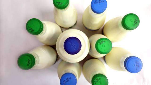 Od 1. srpnja vraća se povratna naknada za mlijeka i jogurte. Litra mlijeka skuplja za 52 lipe
