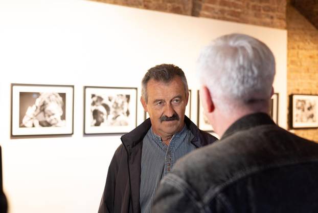 Osijek: Svečano otvorenje izložbe fotografija fotoreporterke Pixsella Emice Elveđi "Srce za Afriku"