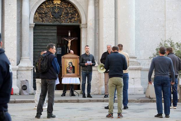 Rijeka: Molitelji pred katedralom i prosvjednici