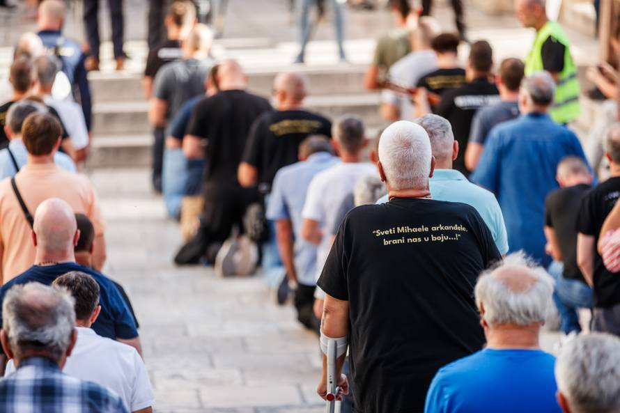 Split: Molitva krunice na Splitskom Peristilu