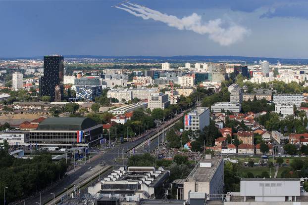 Zagreb: Prelet helikoptera i zrakoplova  tijekom svečanog obilježavanja 30. obljetnice VRO Oluja