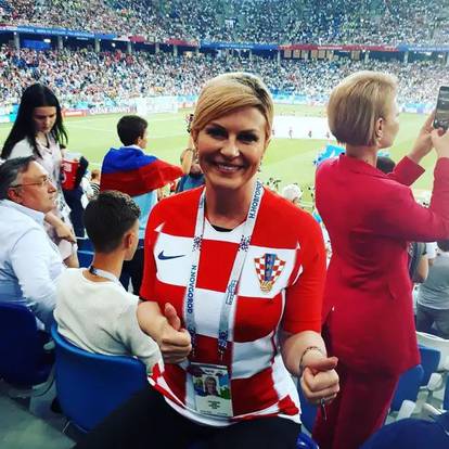 FOTO Kad Kolinda navija: Pila je pivo, klečala pred TV-om, ušla u svlačionicu i pokisnula kao miš