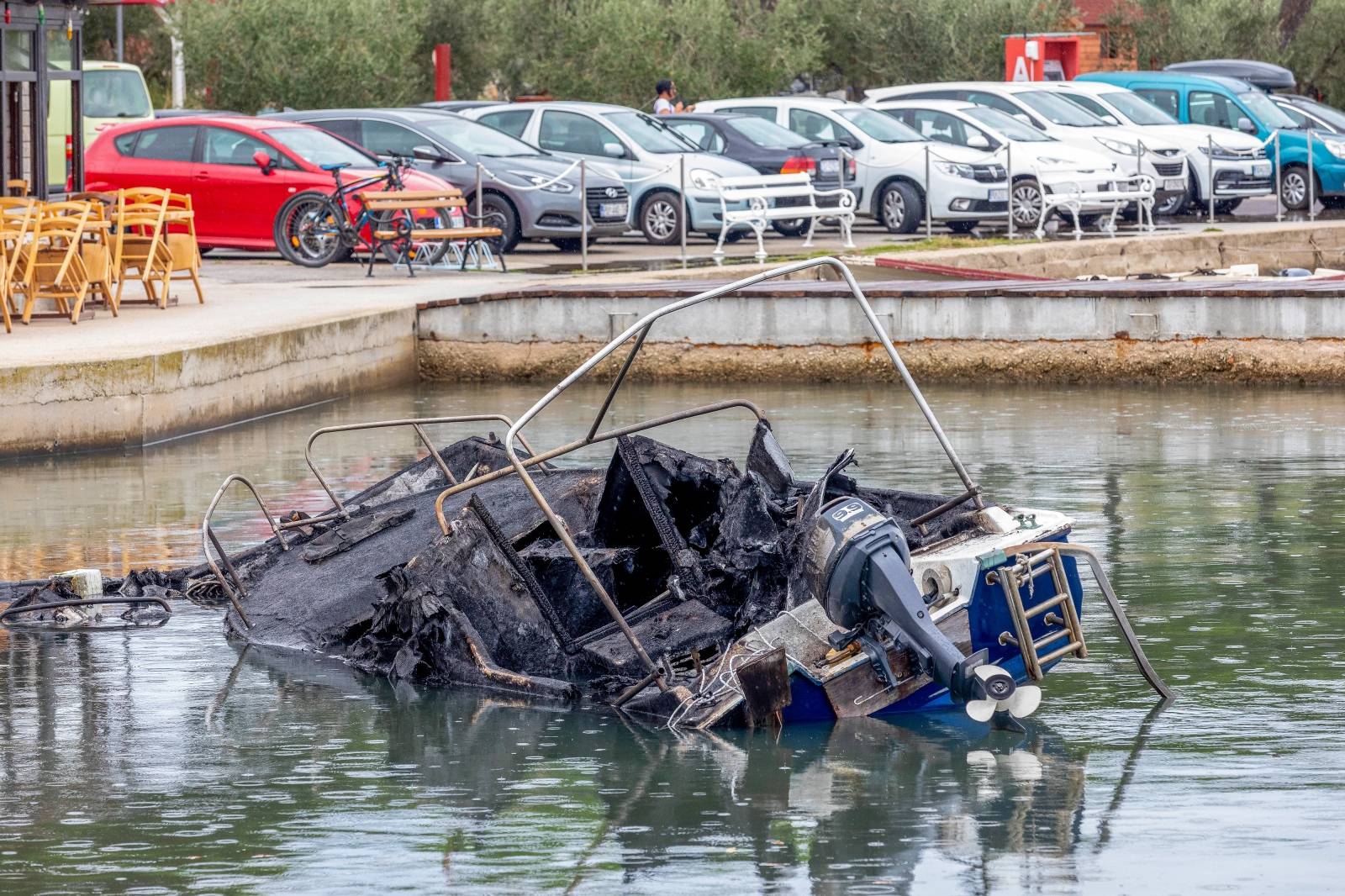 Izgoreni i potopljeni brodovi u lučici u Medulinu