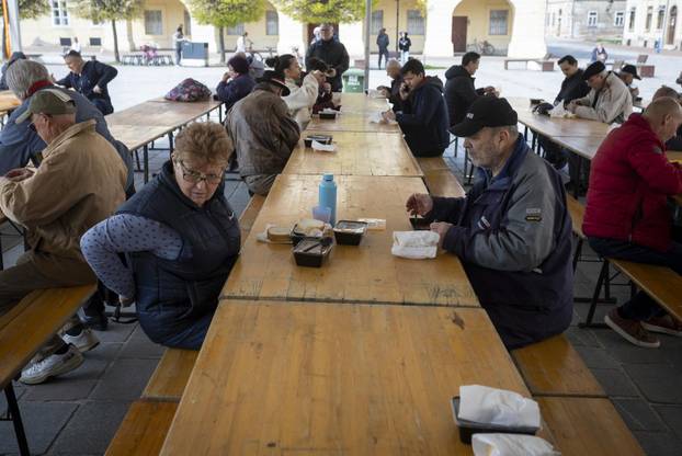 Osijek: Tradicionalna podjela blagdanskog fiš paprikaša na Trgu Svetog Trojstva