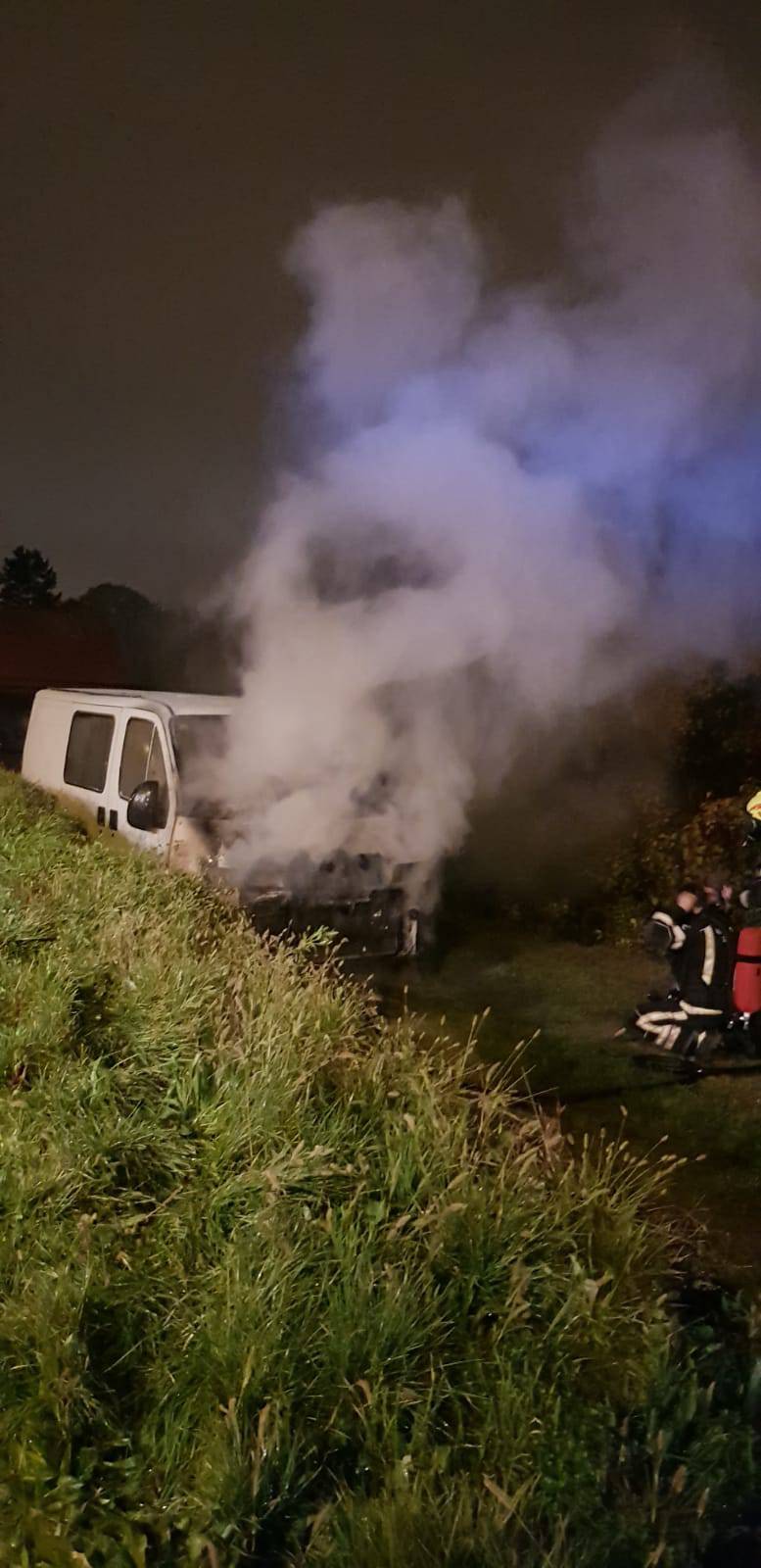 Policija na kotačima zapaljenih auta našla neobične spravice?!