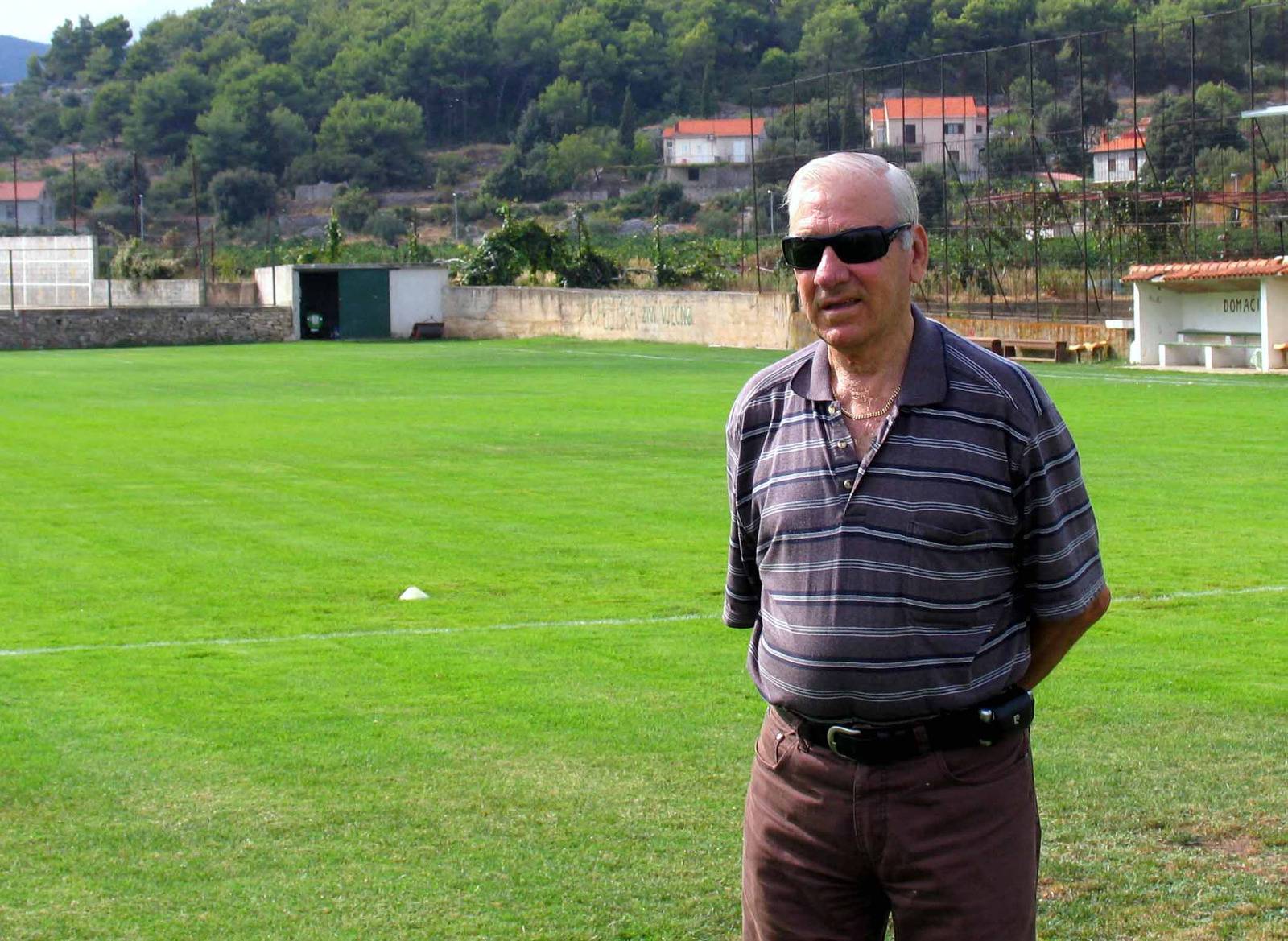Pjevao je Kirku Douglasu i ekipi Hajduka, utemeljio nogomet u Postirama. Umro je barba Lovre
