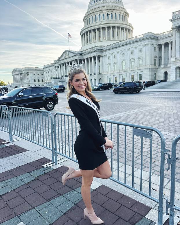 FOTO Zaručnica NBA gorostasa nova Miss Amerike. Razlika u visini je gotovo pola metra!