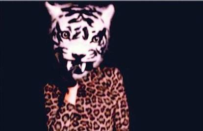 Pije ravno iz boce:  Rihannin outfit za divlju noć je tigrasto 