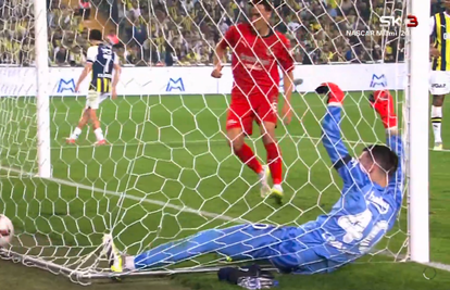 VIDEO Livaković primio prvi gol nakon 440 minuta i ozlijedio se