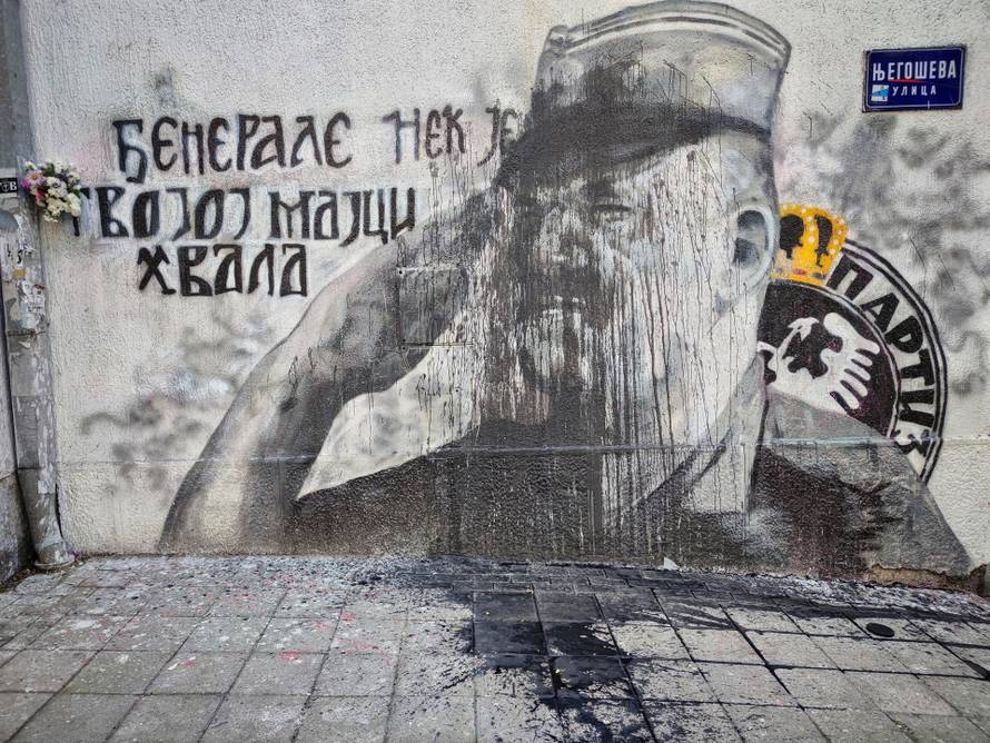 Beograd: Grupa mladića čisti crnu boju koju je netko bacio na Mladićev mural