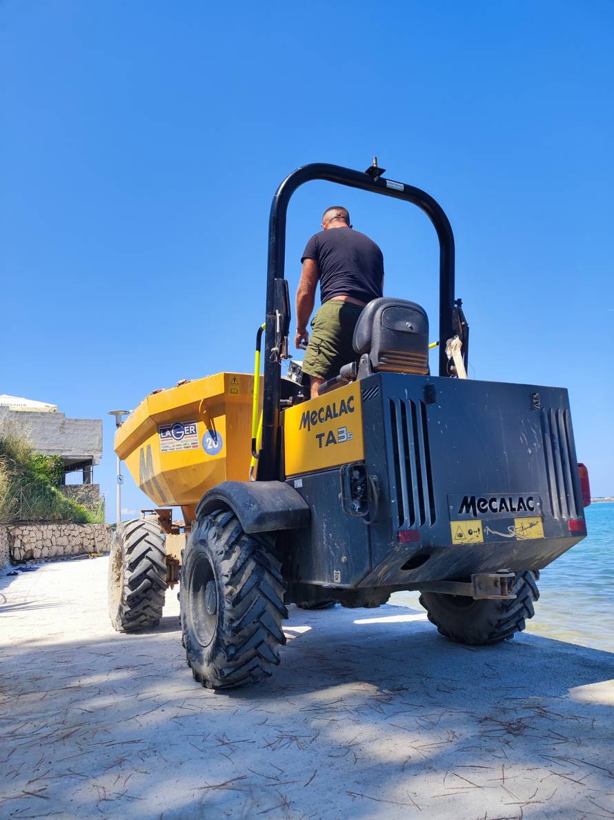 Bijesni turisti na plaži kod Nina: 'Strojevi prolaze u blizini djece, razbacana armatura, smeće...'