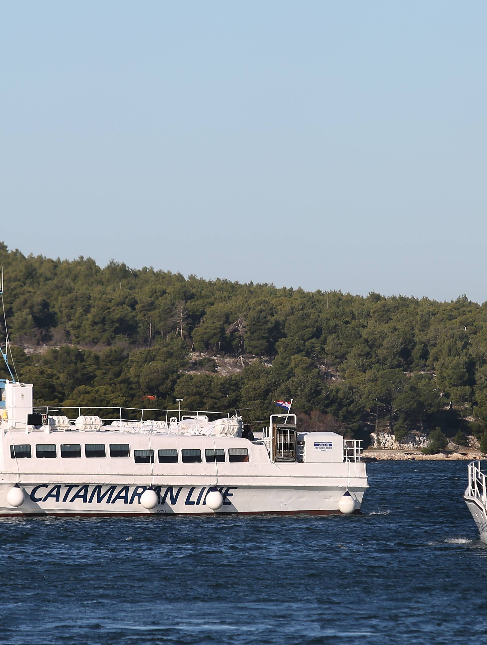 Å ibenik: Dolazak oÅ¡teÄenog katamarana KomiÅ¾a u remontno brodogradiliÅ¡te