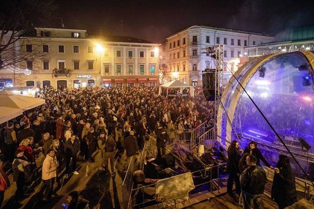 Pula: Doček Nove godine uz Ninu Badrić