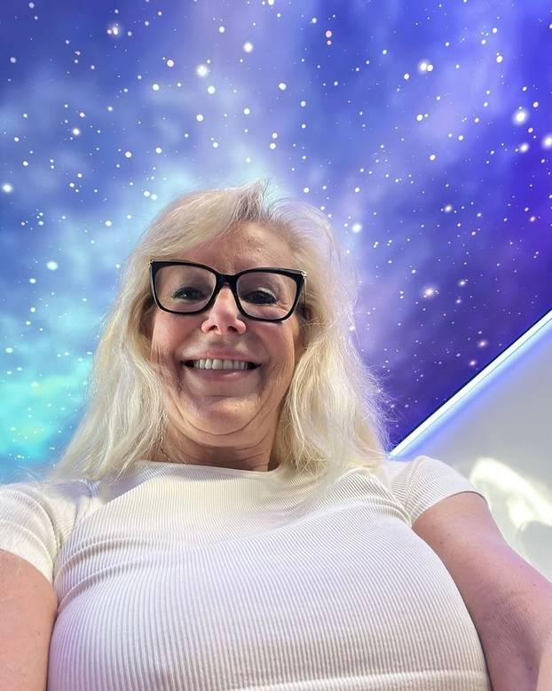 FOTO Policajka (61) dala otkaz i postala hit na internetu: Mnogi bi voljeli da ih 'privede'...