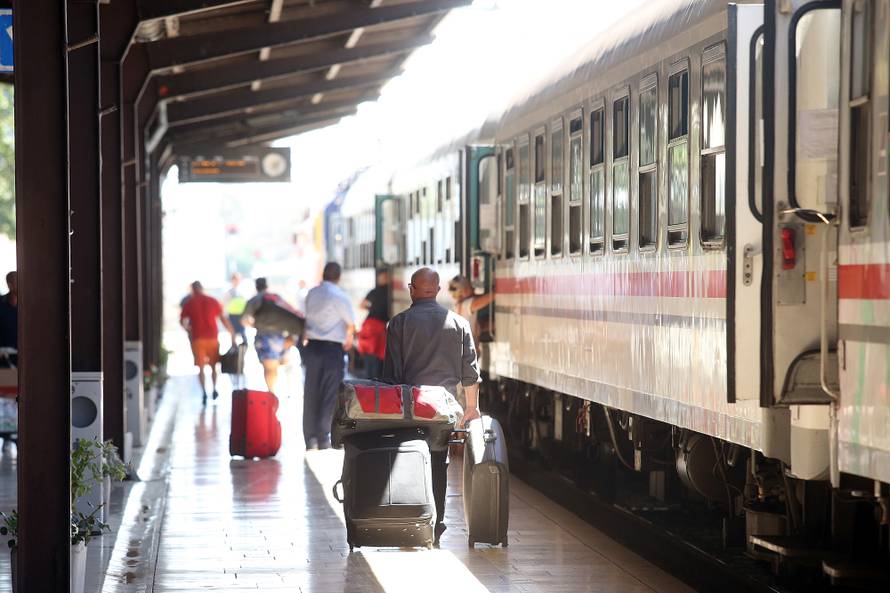 Vlakom iz Splita krenuli sinoć za Zagreb: Putovali su  13 sati!