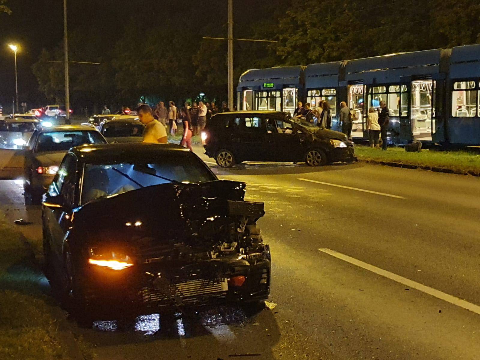 VIDEO Krš i lom u Zagrebu: Auto se odbio od rubnika u tramvaj