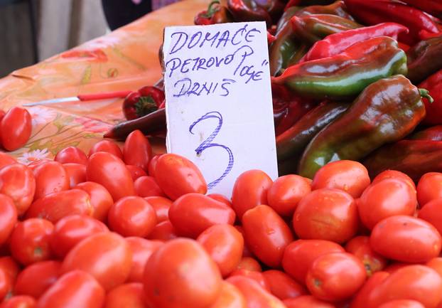 Šibenik: Ponuda vo?a i povr?a na šibenskoj tržnici