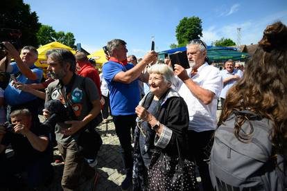 FOTO Veselo u Kumrovcu: Tisuće na obilježavanju rođendana Tita, stigao i Stjepan Mesić