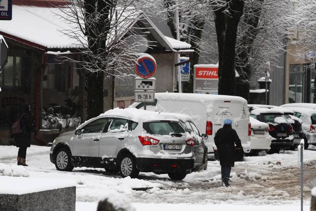 Delnice: Snijeg pada u Gorskom kotaru