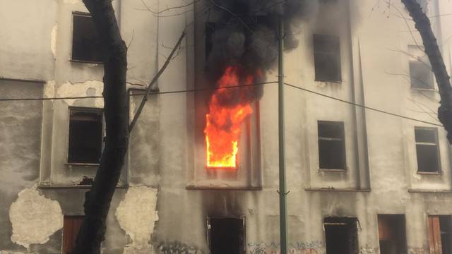 Stiglo pet vatrogasnih vozila: Gori smeće u zgradi u Zagrebu