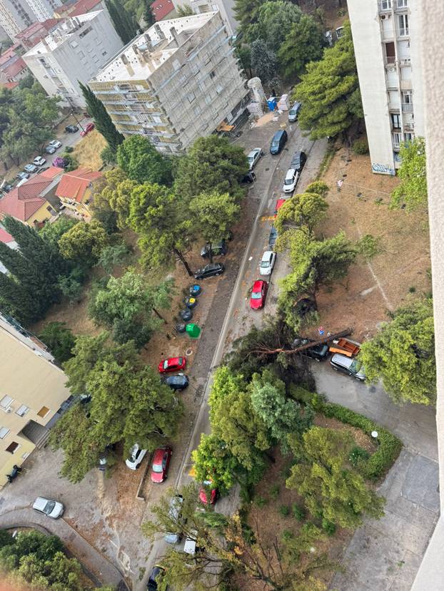 FOTO Split kao nakon tornada! Ovo je prognoza za danas: Za tri regije upalili alarm zbog oluje