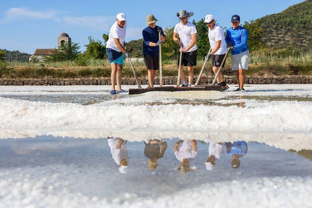 Berba soli u Stonskoj solani