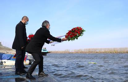 Pupovac bacio vijenac u Dunav i otišao pokloniti se na Ovčaru