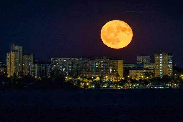 Izlazak punog Mjeseca iznad Splita