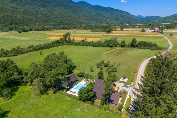 FOTO Kuću za odmor Mali Medo kod rodnog sela Nikole Tesle u Lici okružuje pravi prirodni raj