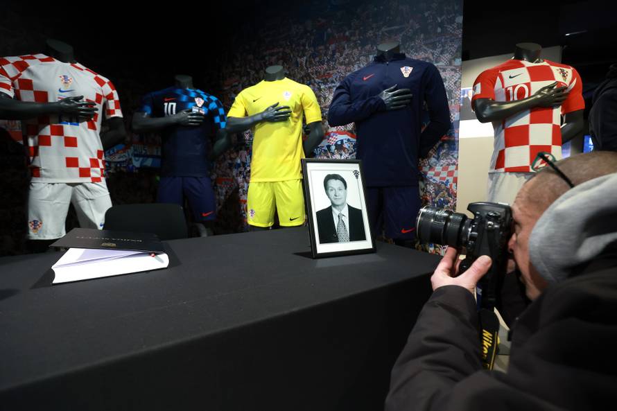 Zagreb: Kustić, Dalić i Svetina upisali se u knjigu žalosti za Ćiru Blaževića