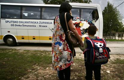 Nikola iz zaseoka Jukići na cesti gleda kako školski bus prolazi. U školu ga zato voze susjedi...