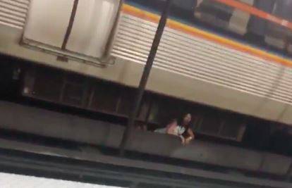 Hrabra kći skočila za majkom koju je manijak bacio pod vlak