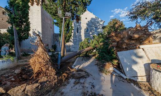 FOTO Split kao nakon tornada! Ovo je prognoza za danas: Za tri regije upalili alarm zbog oluje