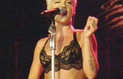 Pink se umalo 'razbila’ na australskom koncertu