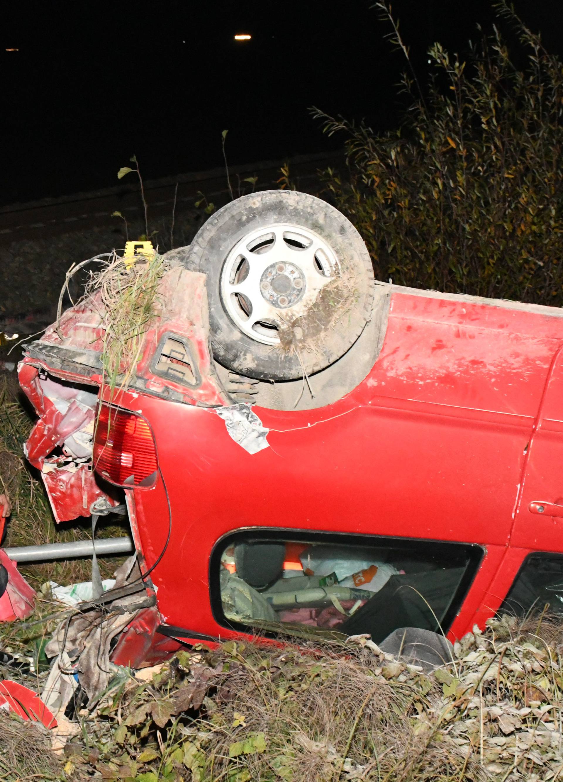 Vlak naletio na auto: Vozilo se prevrnulo i završilo na krovu