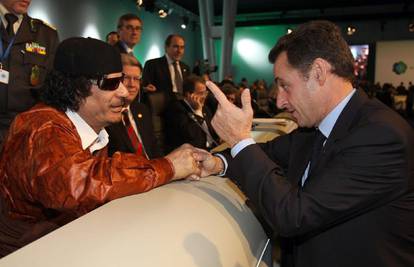 Gadafi bježi u Mercedesu koji je dobio od Nicolasa Sarkozyja