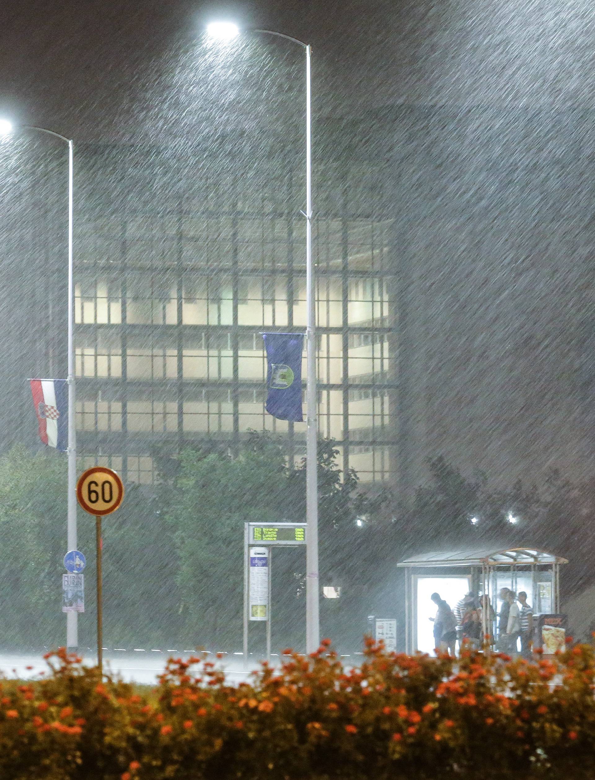 Obilna kiša i vjetar pogodili dio Hrvatske, značajno je zahladilo