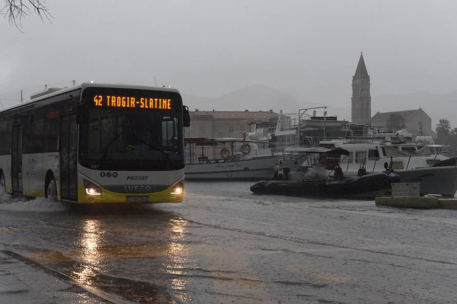 Zbog obilne kiše i juga poplavljene su prometnice Trogira i Čiova