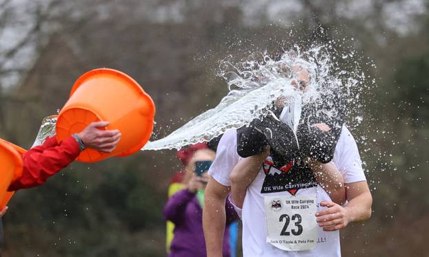 Dorking: Britanci se utrkivali u nošenju supruga