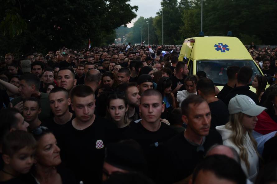 Sinj: Posjetitelji dolaze na hipodrom uoči početka Thompsonovog koncerta