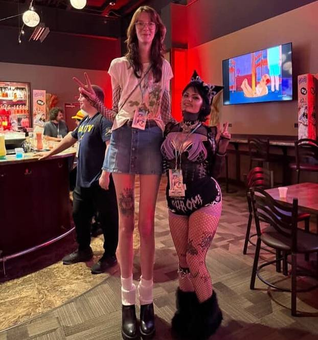 FOTO Visoka je 208 cm, a noge duže od 135: Ova influencerica ne stane ni u krevet ni u auto...