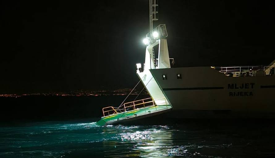 Oglasila se i Jadrolinija: 'Rampa na trajektu kod Supetra pala u more zbog tehničkog problema'