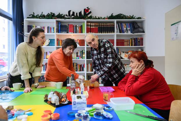 Teškoće im nisu prepreka: Ovi ljudi sami izrađuju ukrase i sapune, prve su pokazali na Adventu u Velikoj Gorici