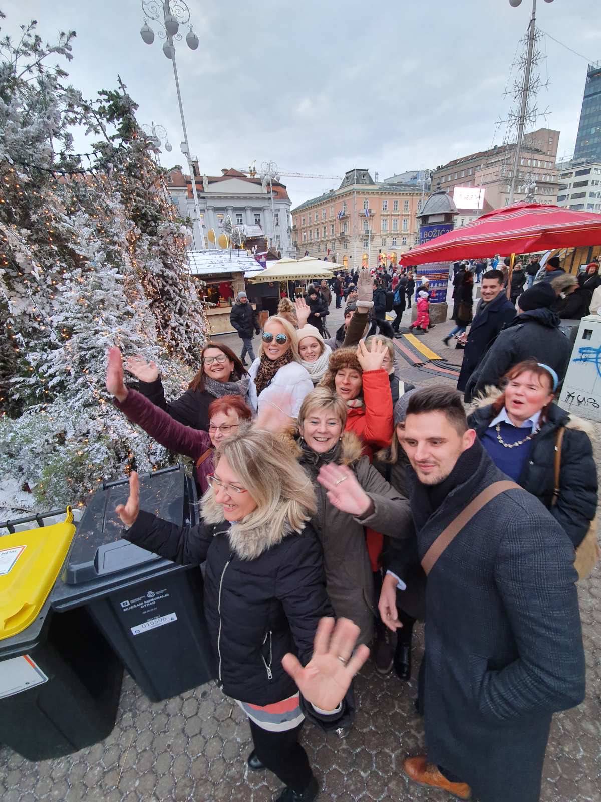 Lepa Brena stigla u Zagreb: S fanovima pozirala na adventu