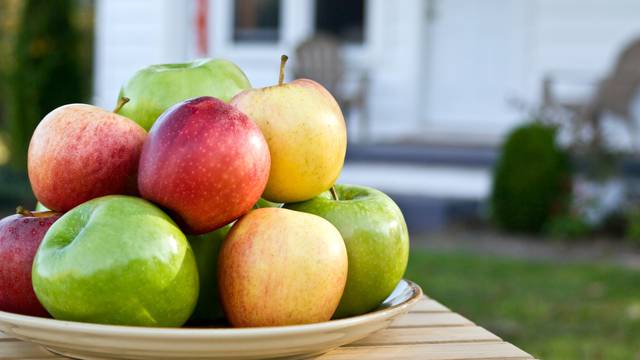 Ne bacajte ostatke kore jabuka nakon guljenja, napravite ocat
