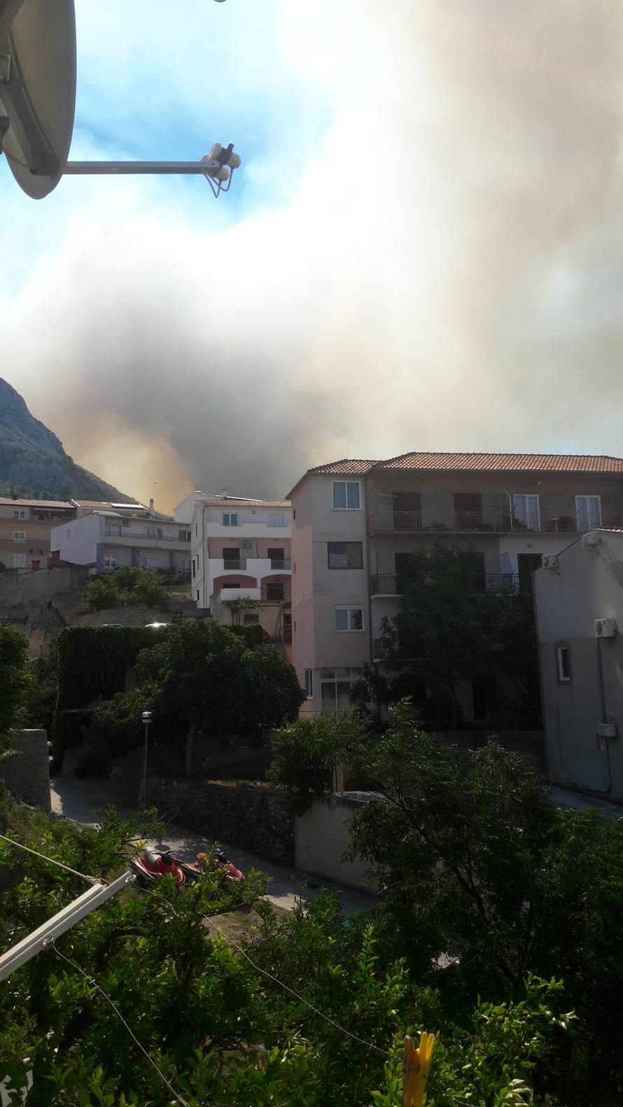 Kanader pomaže u gašenju, u Makarsku stiže i 150 vojnika