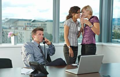 Preglasno razgovaranje iritira kolege na poslu 