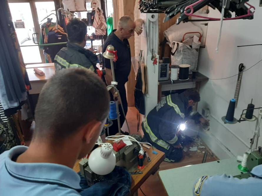 Mačić zapeo u zidu šivaonice, vatrogasci bušili zid da izađe...