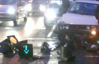 Zagreb: Zabio se autom u semafor koji se razletio