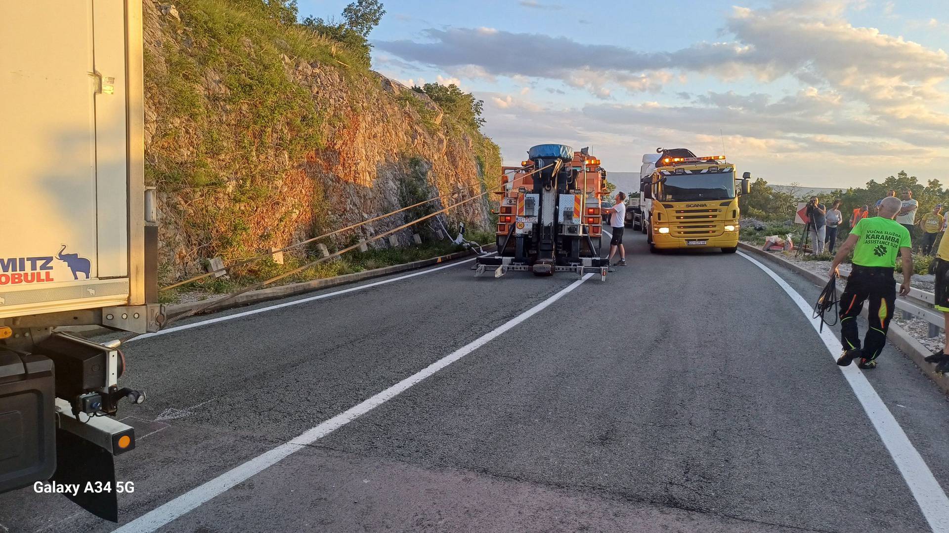 VIDEO Kamioni smrskani nakon sudara kod Klenovice, vozača helikopterom vozili u bolnicu